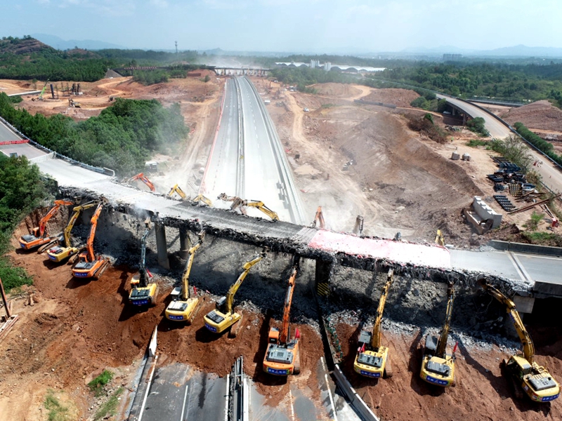 歷時(shí)17小時(shí)，上饒東樞紐互通項(xiàng)目橋梁拆除圓滿(mǎn)完成3